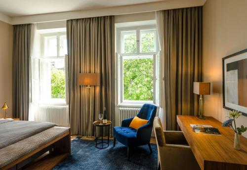 维也纳Roosevelt Stadthaus的酒店客房配有一张床、一张桌子和一把椅子。