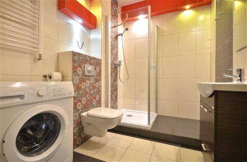达洛科Apartament Jantar 3B w Darłówku的一间带洗衣机和水槽的浴室