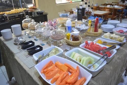圣保罗加星酒店的桌子上放着水果和蔬菜托盘