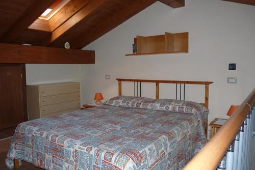 韦尔巴尼亚Nina & Berto的一间卧室配有一张带蓝色棉被的床