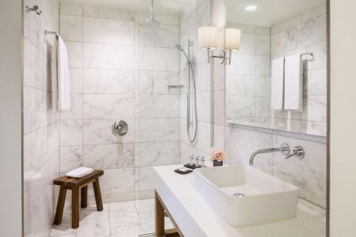 纳帕纳帕安仕达 - 凯悦概念酒店的白色的浴室设有水槽和淋浴。
