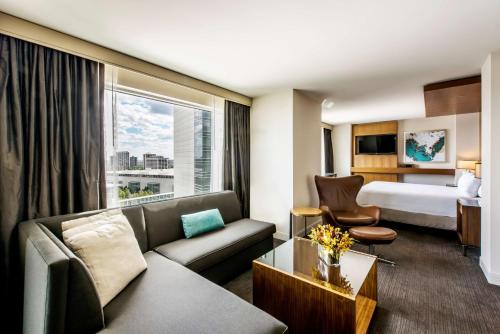 芝加哥麦考密克广场凯悦酒店的酒店客房设有一张沙发和一张床