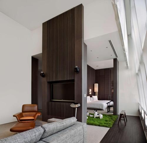 上海上海柏悦酒店的客厅配有床和沙发