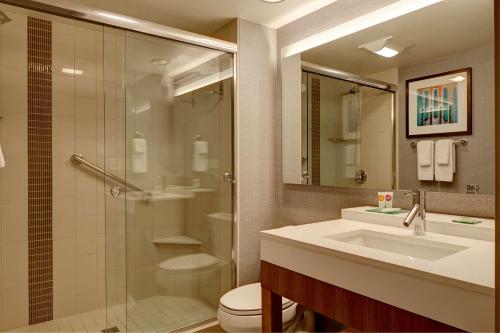 哥伦布凯悦广场哥伦布汽车旅馆的带淋浴、盥洗盆和卫生间的浴室