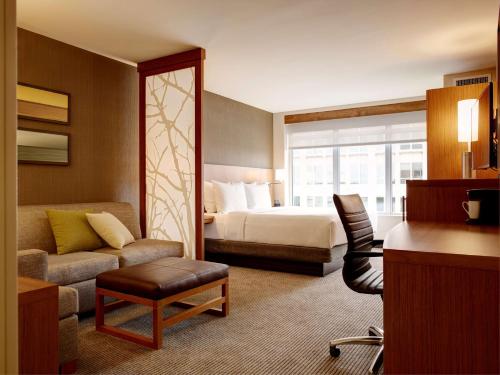 阿林顿阿灵顿法院凯悦嘉轩酒店的酒店客房配有床、沙发和椅子