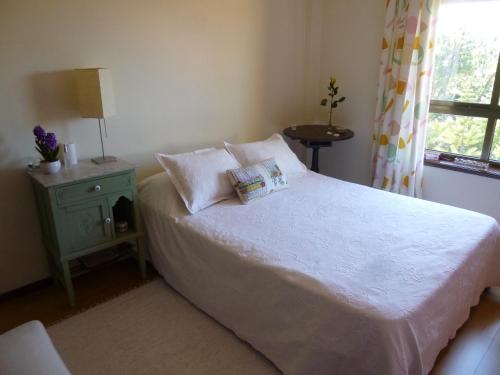 马托西纽什Porto's City Park & Surf Beach Rooms的卧室配有白色的床和窗户。