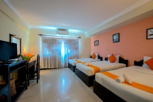 暹粒吴哥全景精品酒店的酒店客房设有两张床和一台平面电视。