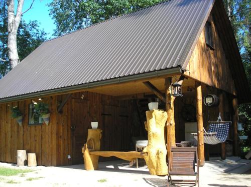 HagudiLonni Nature Eco-Accommodation的大型木舱,带金属屋顶