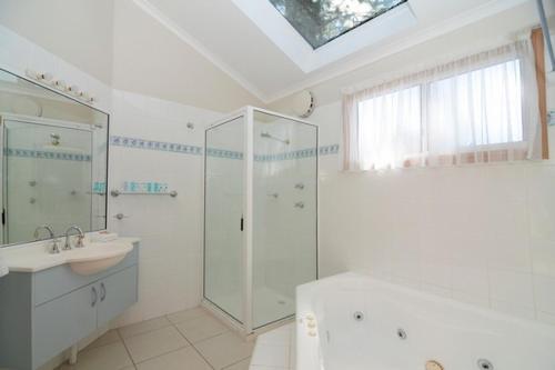 凯阿玛肯达勒斯海滩假日公园的带淋浴和盥洗盆的白色浴室