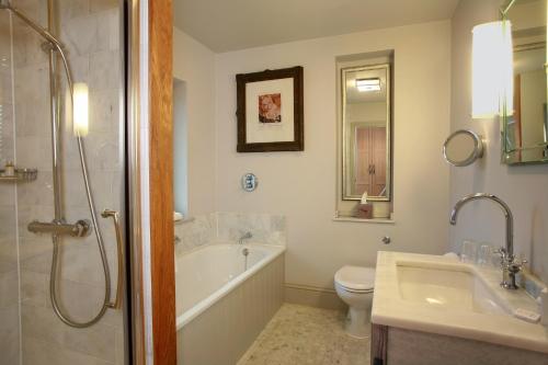 切姆狮子旅馆的带浴缸、卫生间和盥洗盆的浴室