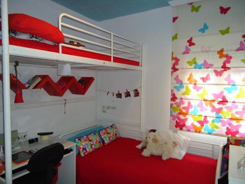 麦地那西多尼亚Apartamento Thebussem的一间卧室配有双层床和书桌