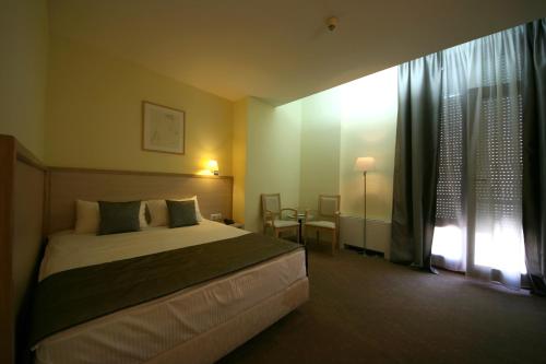萨沃伊酒店客房内的一张或多张床位