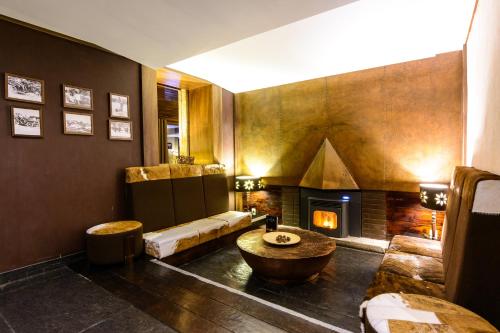 科维良Luna Hotel Serra da Estrela的带沙发和壁炉的客厅