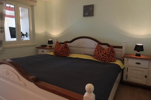 萨斯尼茨Ferienwohnung Seerose mit Terrasse的一间卧室配有带豹枕头的床