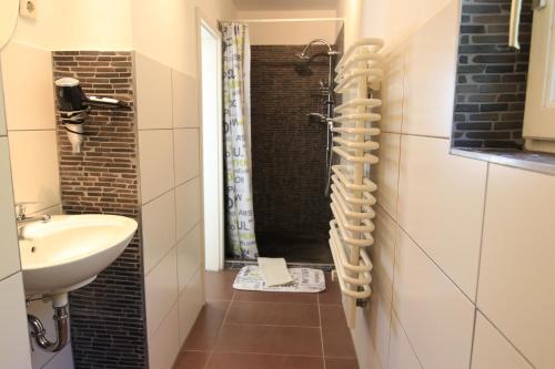 萨斯尼茨Ferienwohnung Seerose mit Terrasse的一间带水槽和淋浴的小浴室