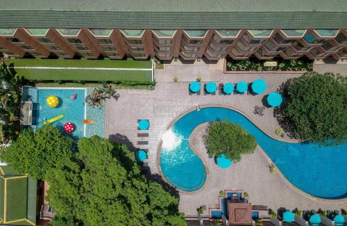芭堤雅市中心The Bayview Hotel Pattaya的享有度假村游泳池的顶部景致