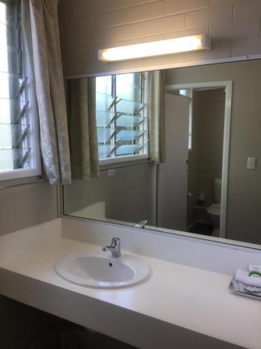 麦凯天堂汽车旅馆的一间带水槽和镜子的浴室