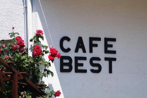 BullauCafe Best Gaestezimmer的红花墙上的咖啡馆最美的标志