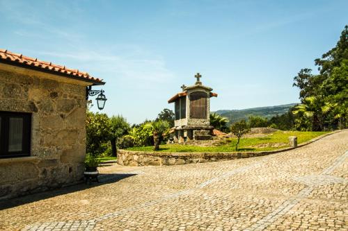 阿尔库什迪瓦尔德维什Quinta da Toural的一条鹅卵石街道,远处有一座纪念碑