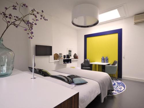 奈梅亨海特布劳乌尔早餐加卧室旅馆的一间卧室设有两张床和黄色的墙壁