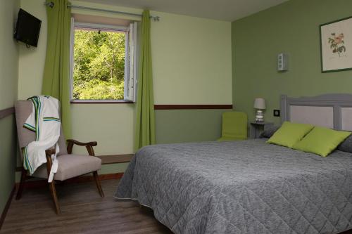 伊特兰卡比德拉尼夫韶斯酒店的卧室配有床、椅子和窗户。