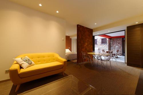 希伯维列完美公寓的客厅配有黄色的沙发和桌子