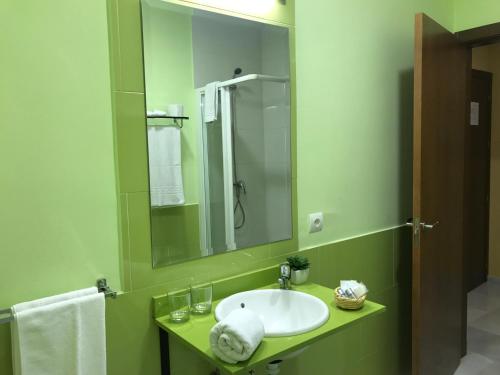阿兹纳尔卡扎尔林塞酒店的一间带水槽和镜子的浴室