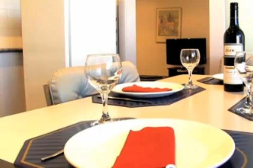 北克莱顿克莱顿莫纳什汽车旅馆&服务公寓的一张带白板和两杯酒杯的桌子