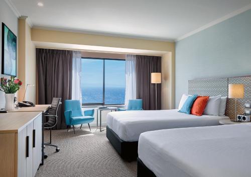 阿德莱德斯坦福格兰德阿德莱德酒店的酒店客房配有两张床和一张书桌