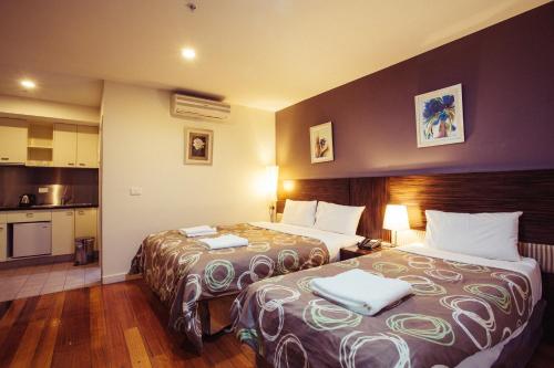 墨尔本YTI花园酒店的酒店客房带两张床和厨房