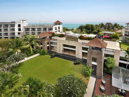 勒吉安巴厘岛勒吉安海滩铂尔曼酒店的享有建筑的空中景致,设有大院子