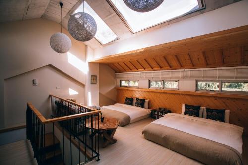 鱼池乡路壳民宿的阁楼卧室设有两张床和天窗