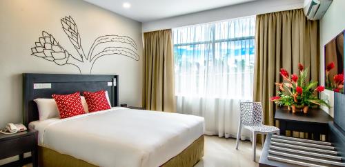 拉奇拉奇塔诺阿帕拉齐拉齐酒店的一间卧室设有一张大床和一个窗户。