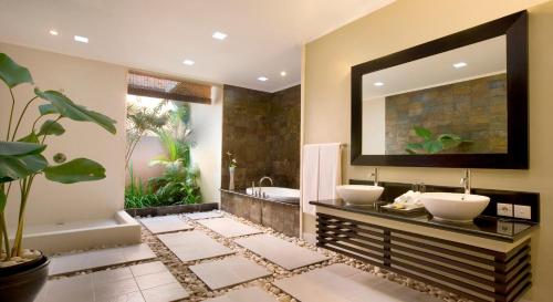 塞米亚克库贾别墅酒店的浴室配有2个盥洗盆和1个浴缸。