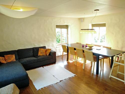 派尔努来米比特度假别墅的客厅配有沙发和桌子