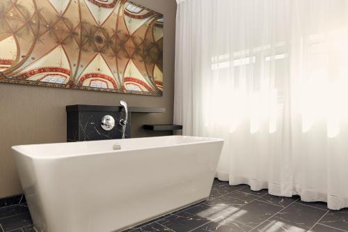 扎尔特博默尔扎宝梅尔A2酒店的带窗户的浴室内的白色浴缸