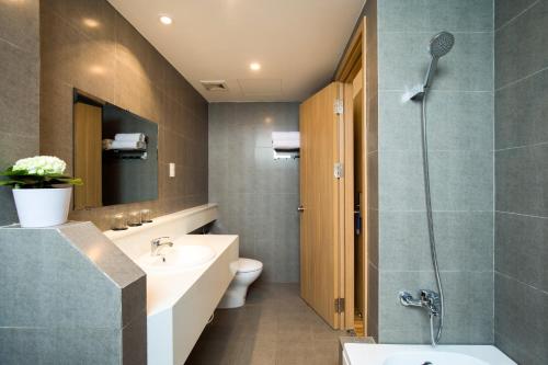富国富国克盖亚酒店的一间带水槽、卫生间和淋浴的浴室