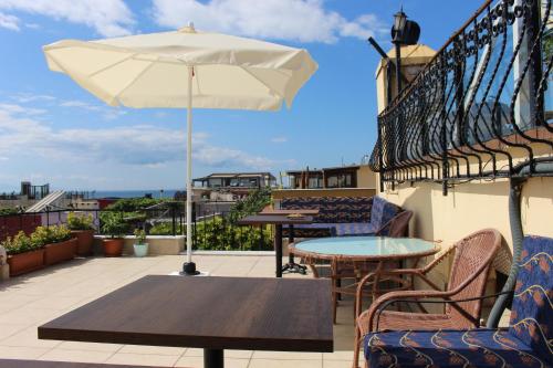 伊斯坦布尔半岛酒店的阳台的天井配有桌子和遮阳伞。