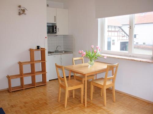巴特维尔东根Holiday flat with private terrace in H ddingen的厨房以及带桌椅的用餐室。