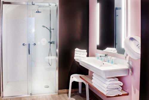 卢尔德圣罗斯酒店的一间带水槽和淋浴的浴室
