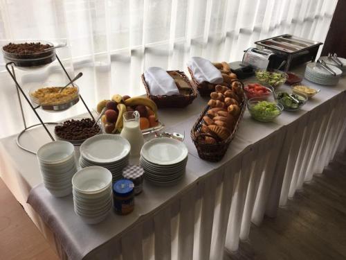 米哈洛夫采德鲁兹巴酒店的自助餐,包括盘子和餐桌上的食品