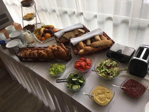 米哈洛夫采德鲁兹巴酒店的一张桌子上有很多种不同的食物