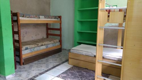 伊蒂拉皮纳Pousada Tutubarao的一间房间,设有三张双层床