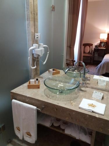 科英布拉壹贝爱瑞科酒店的一个带玻璃水槽的柜台浴室