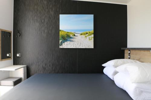 米德尔堡Stadscamping Zeeland的一间卧室配有一张床,享有海滩美景