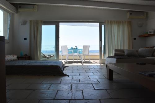 托雷拉皮罗Mansarda sul Mare的一间卧室配有一张床,享有海景
