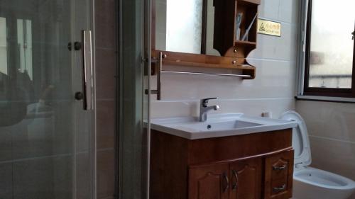 舟山舟山朱家尖东沙东和梦园民宿的一间带水槽、淋浴和卫生间的浴室