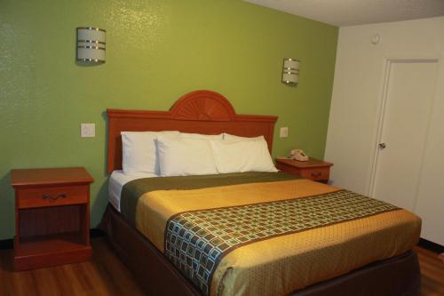 芒特弗农皇家旅馆的一间卧室设有一张床和绿色的墙壁