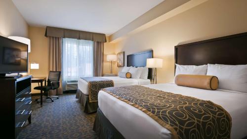 阿灵顿阿灵顿/马里斯维尔贝斯特韦斯特优质酒店的酒店客房设有两张床和一台平面电视。
