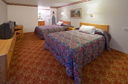 韦瑟福德韦瑟福德艾美丽科贝斯特维里汽车旅馆的酒店客房设有两张床和一台平面电视。